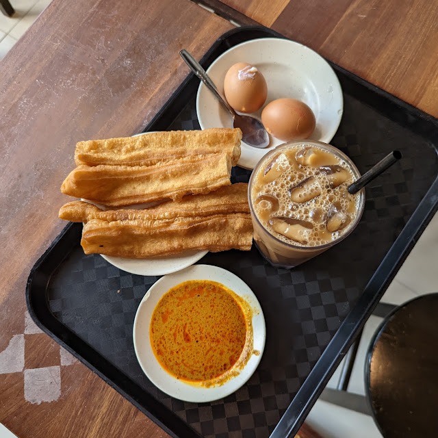 youtiao with curry dip 油条 送咖喱酱
