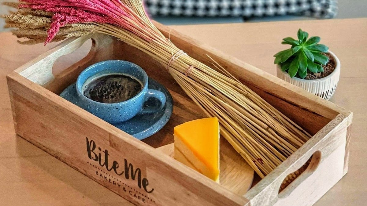 Bite Me Bakery & Cafe'