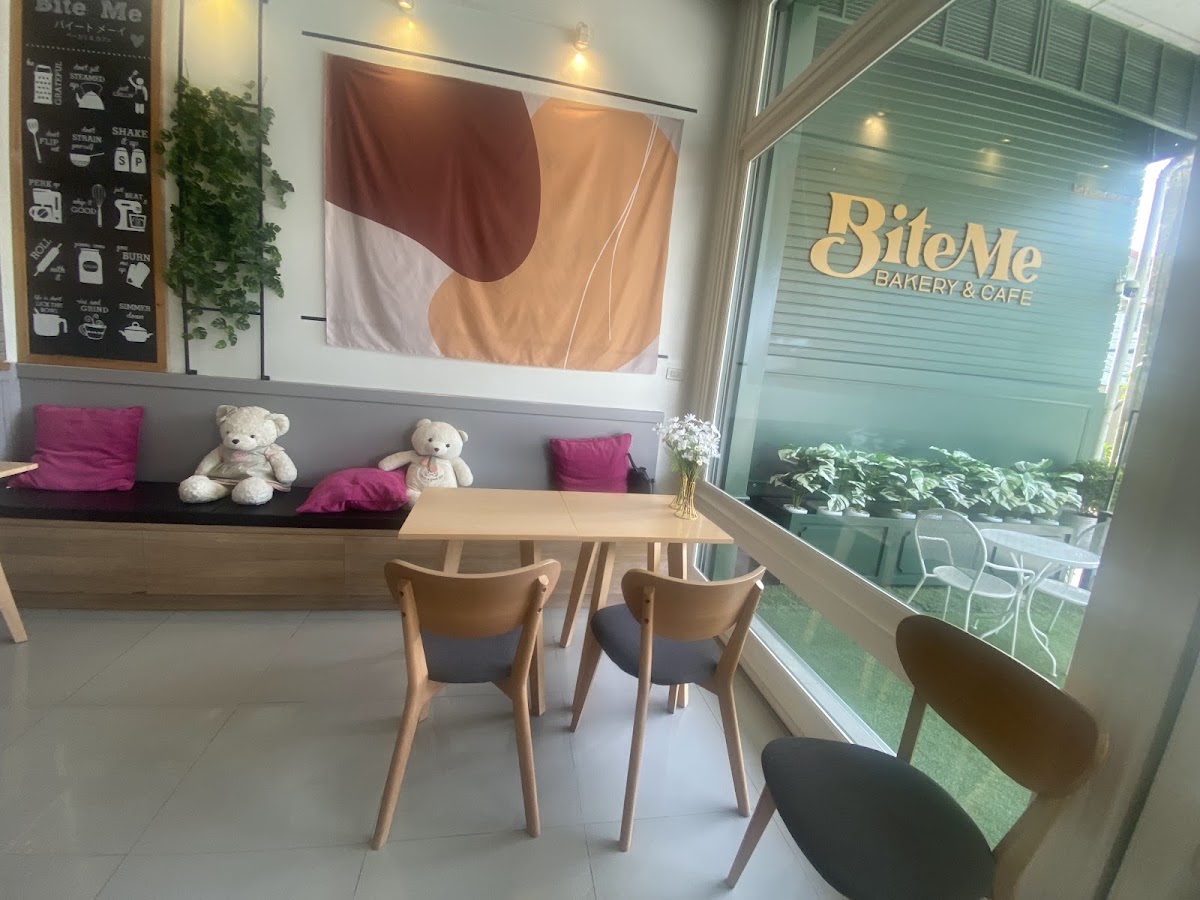 Bite Me Bakery & Cafe'