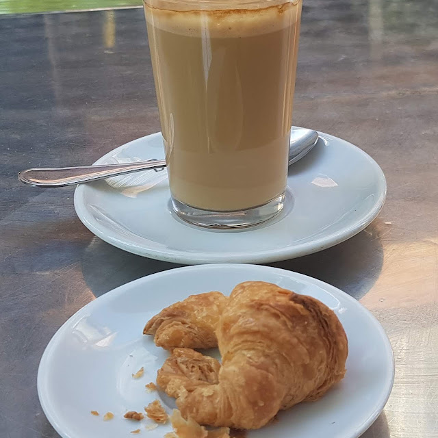Cafe Con Leche Y Croasan Mini