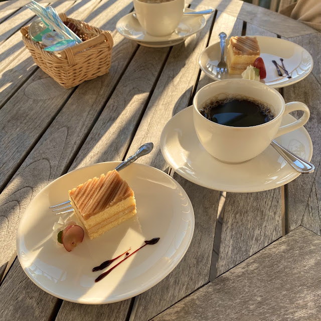 ランチセットのケーキとコーヒー