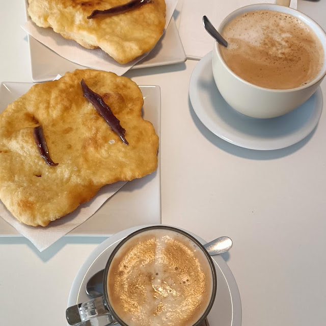 Tortas Fritas Con Anchoas Y Cafés