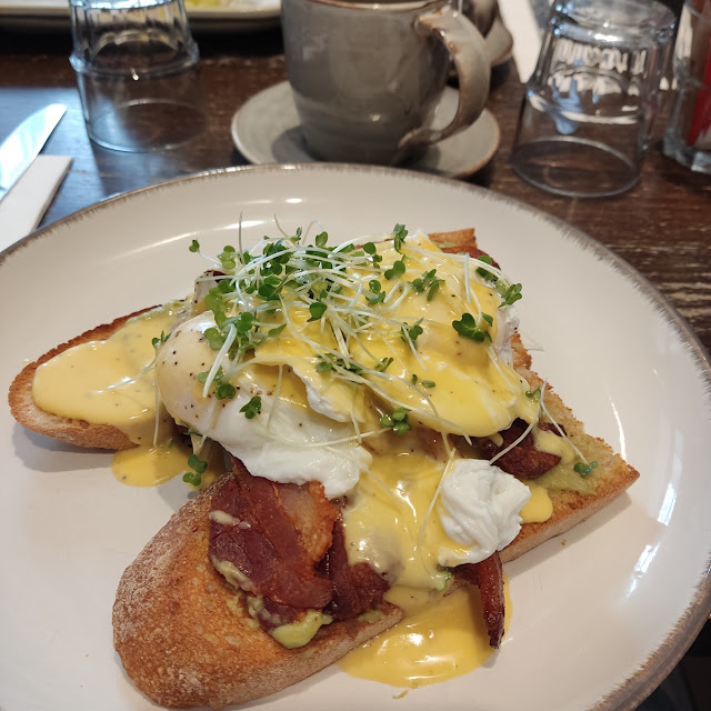 Smashed Avocado Bennie