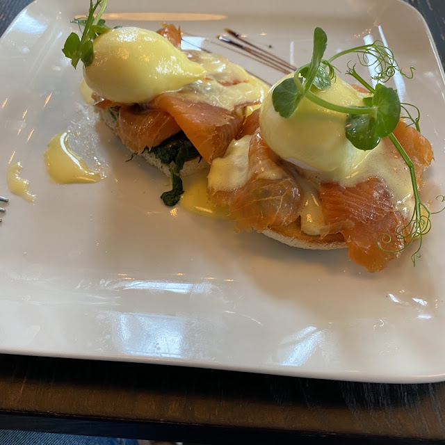 Smoke Salmon Poached Eggs Benedict