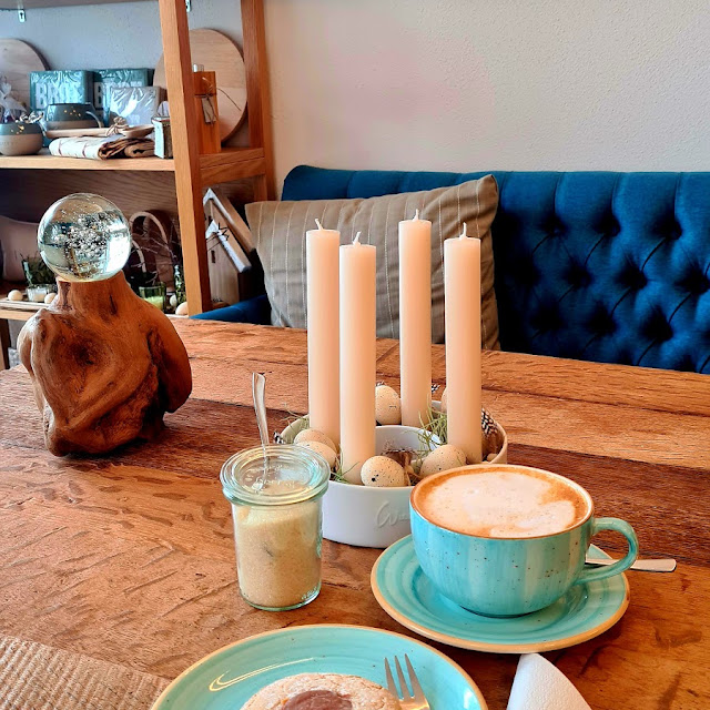 Nougatmarzipantaler Und Cappuccino