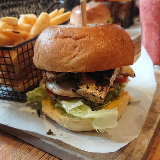 Chicken&Haloumi Burger