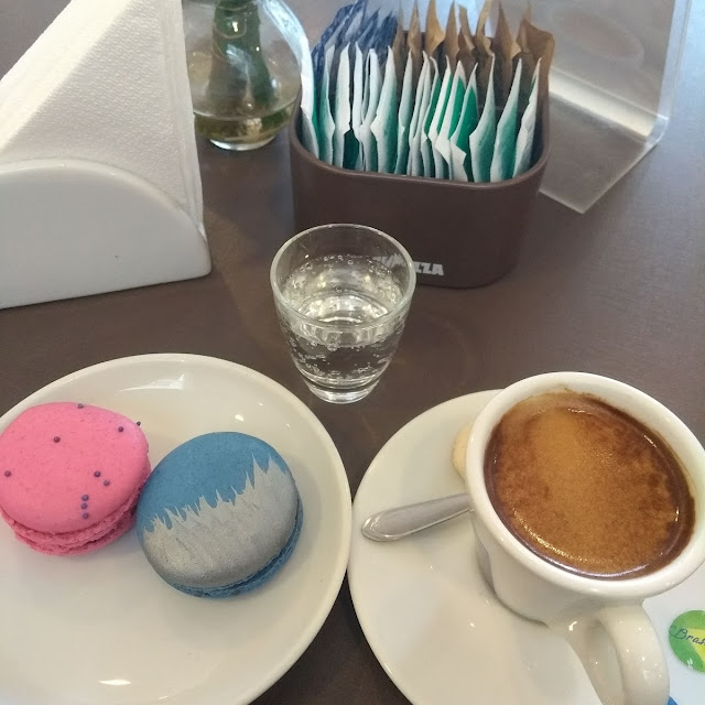 Combo 2 Macarons E 1 Expresso