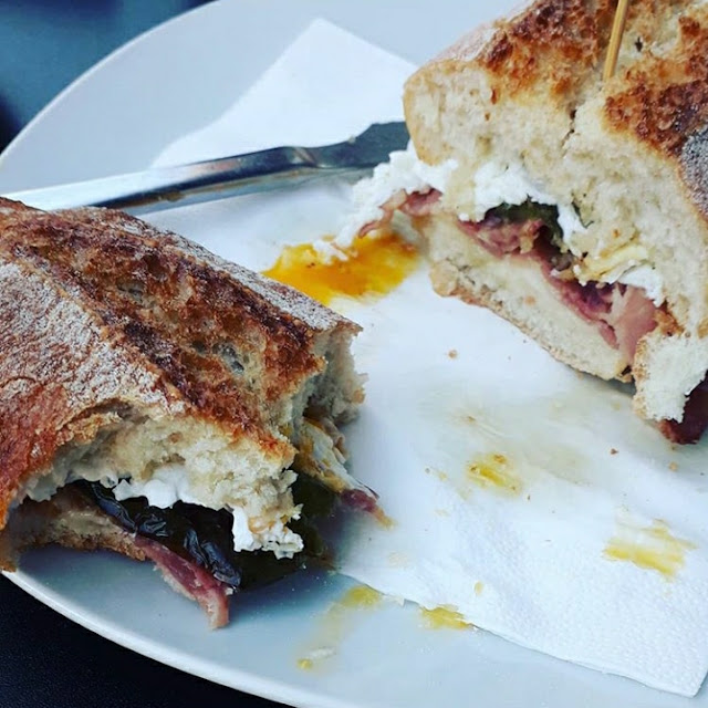 Bacón Con Queso Pimientos Y Huevo