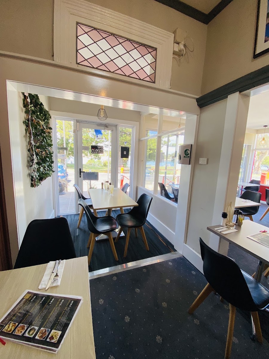 Dineboat cafe and Restaurant