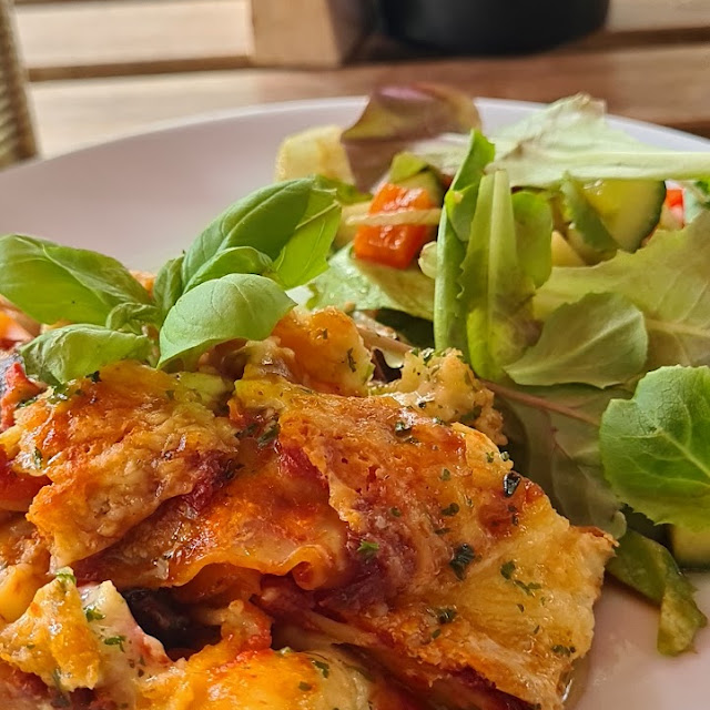 Mittagsgericht Vegetarische Lasagne Mit Salat