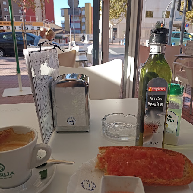 Café Con Leche Y Tostada de Tomate