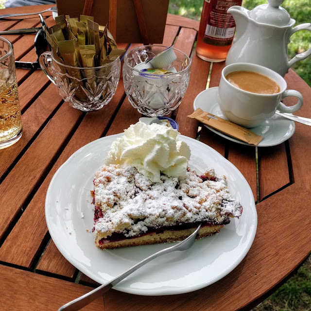Kirschkuchen Mit Sahne Und Kaffee