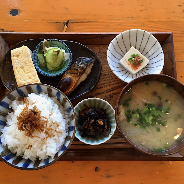 焼き魚と小鉢