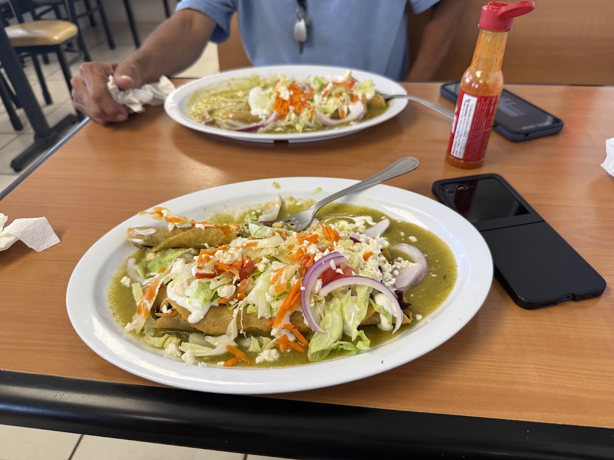 Mariscos y Garnachas La Chilanga (food truck)