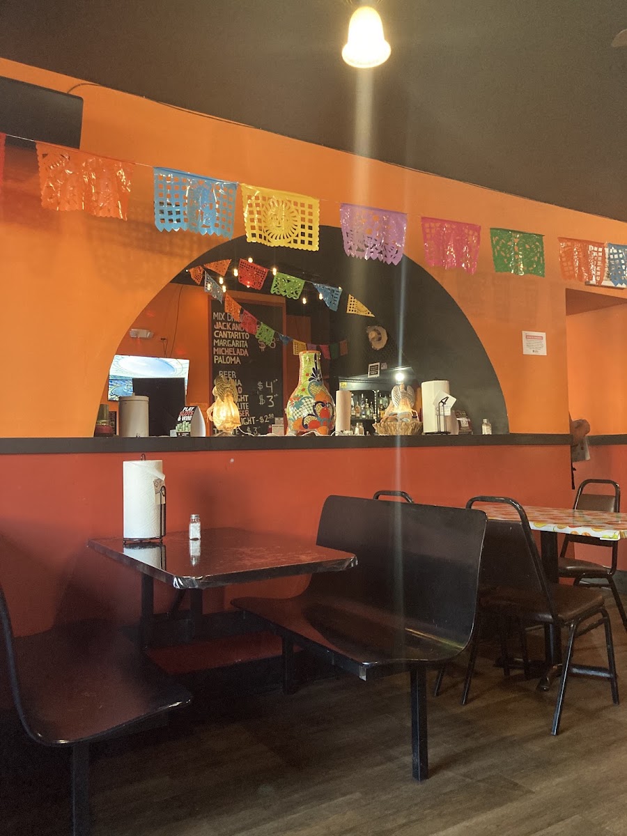 Los 2 Amigos Restaurant & Bar