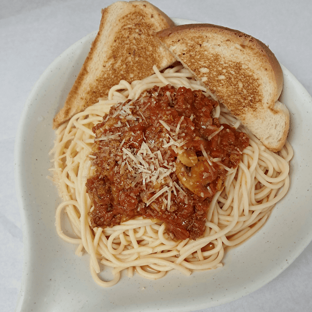 Spaghetti with Garlic Toast