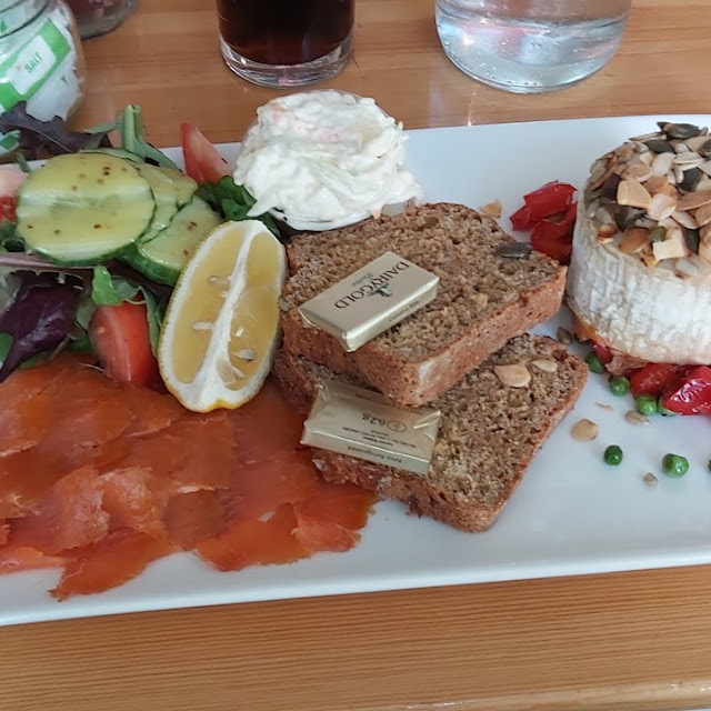 Salmon with Goat Chesse