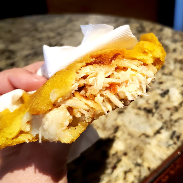 Arepa de Huevo Rellena de Pollo