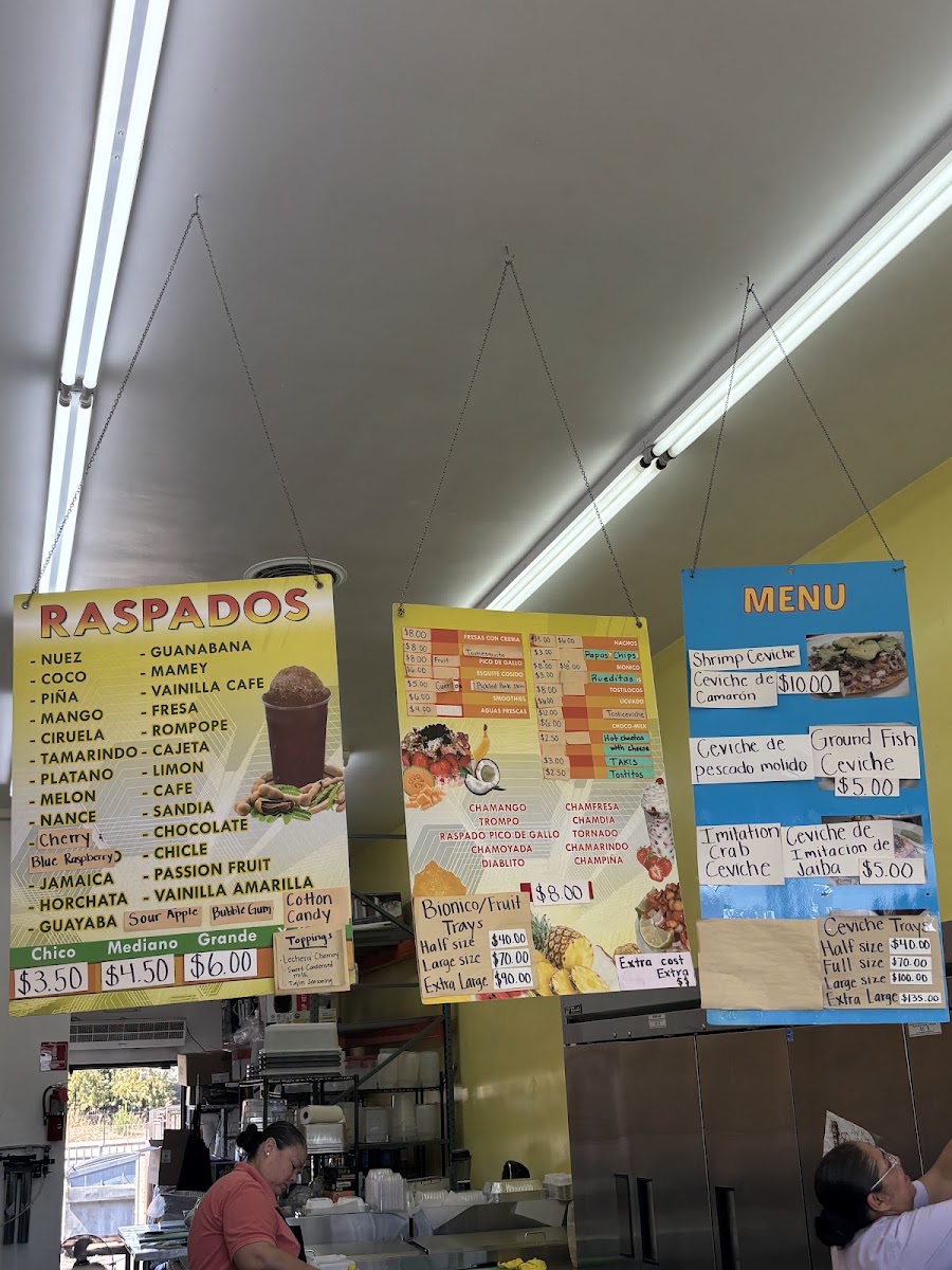Raspados Las Piñas menu board