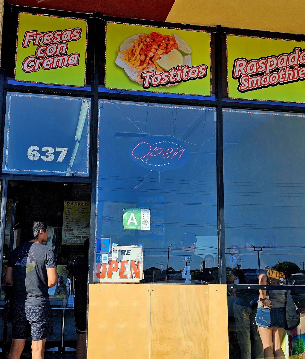 Raspados Las Piñas menu board