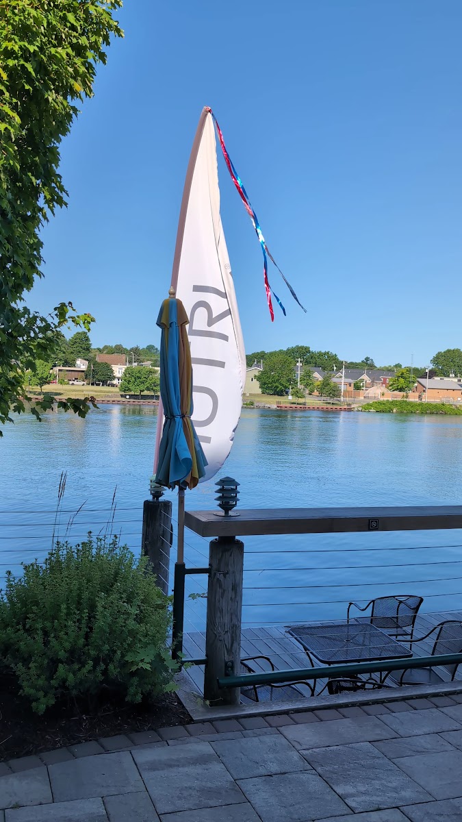Dockside Bar & Grill