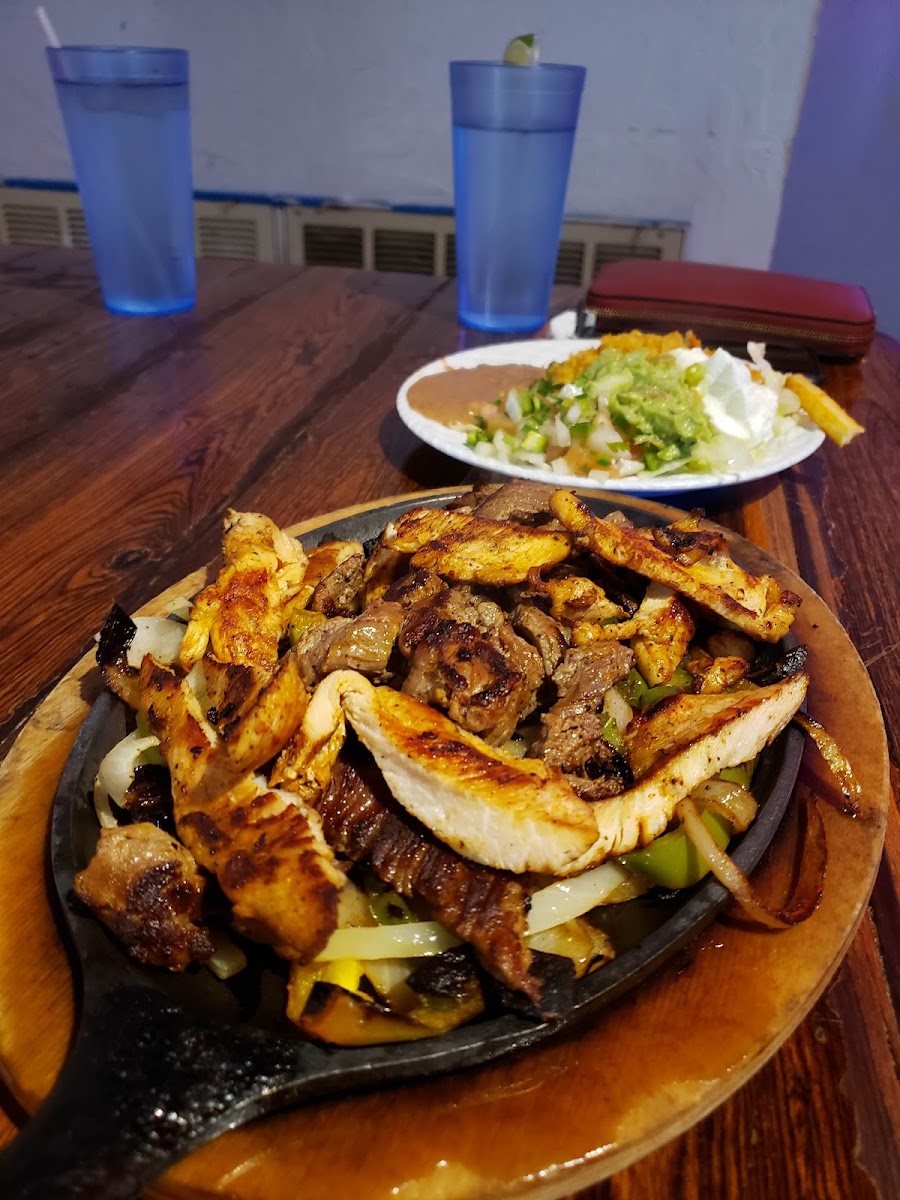 El Tiburón Seafood & Grill