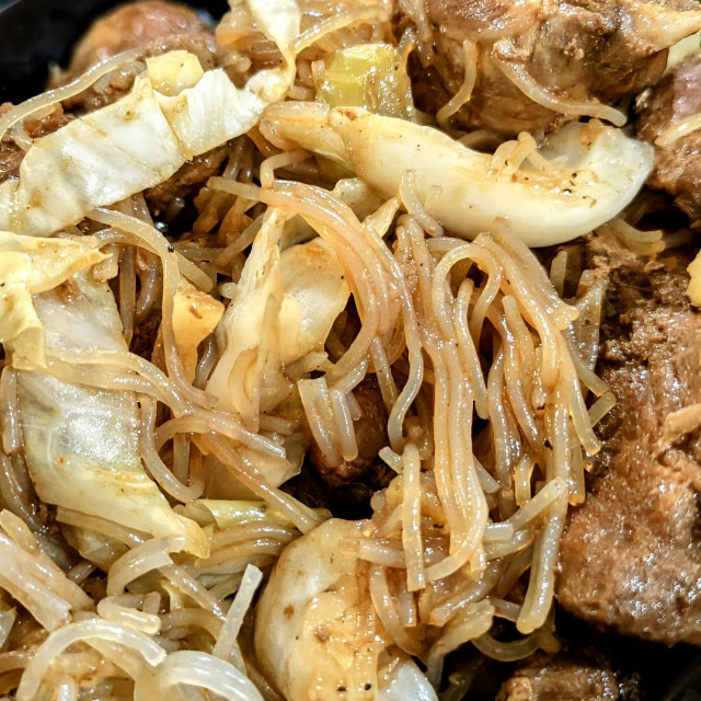 Pork Adobo w Pancit