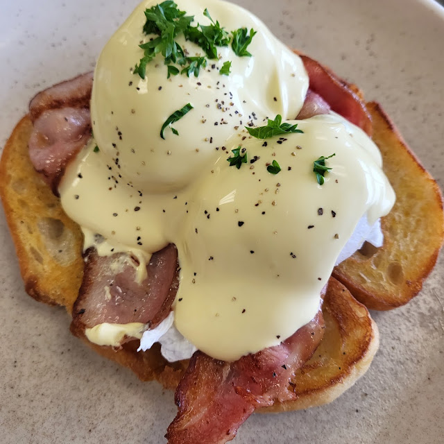 Bacon Eggs Benedict