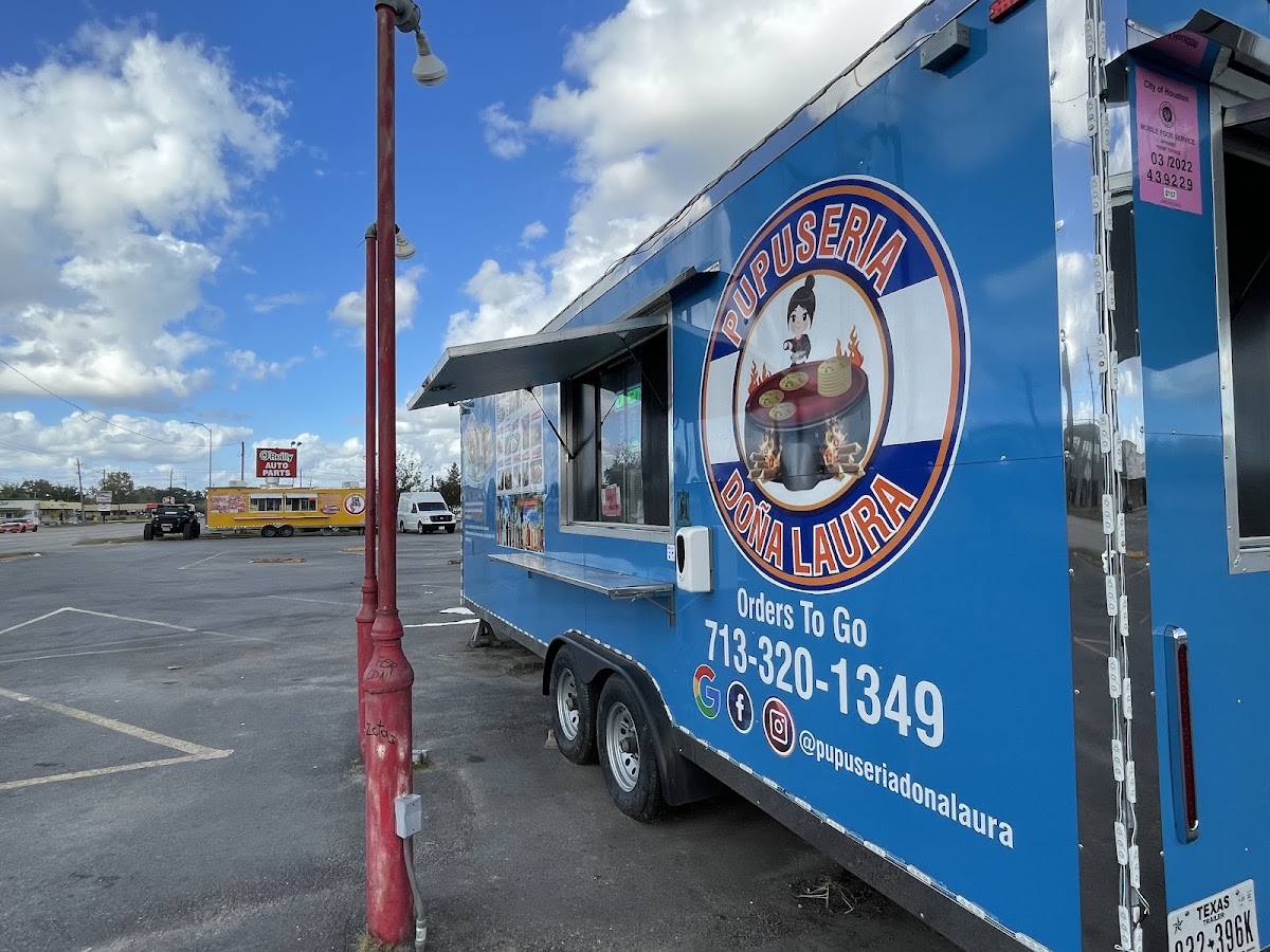Pupuseria Doña Laura (Food Truck)