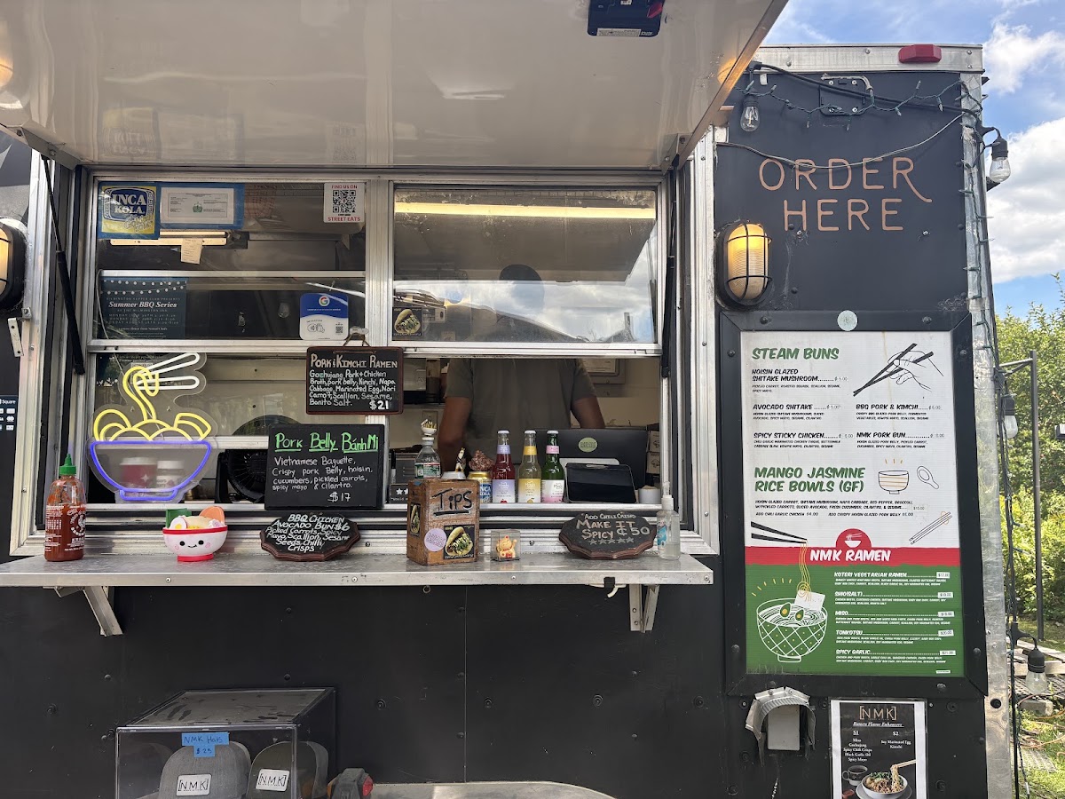 Nomad Buns + Bowls menu board