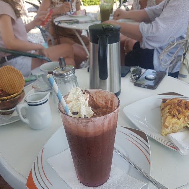 Eiscafe Mit Gedeckten Apfelkuchen