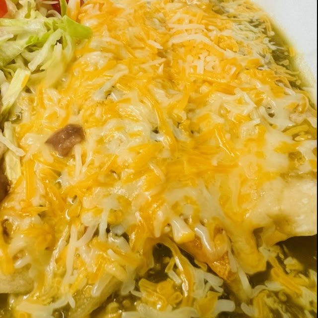 Enchiladas Verdes Y de Queso