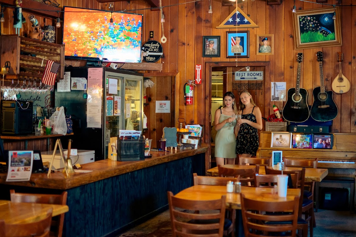 Bella Brooke Cafe at Gena's Sierra Inn: Family Restaurant