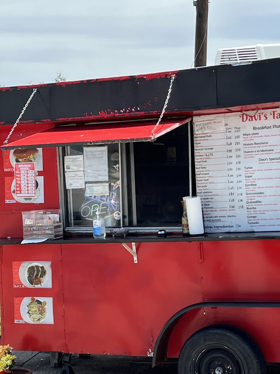 Davi’s Tacos menu board