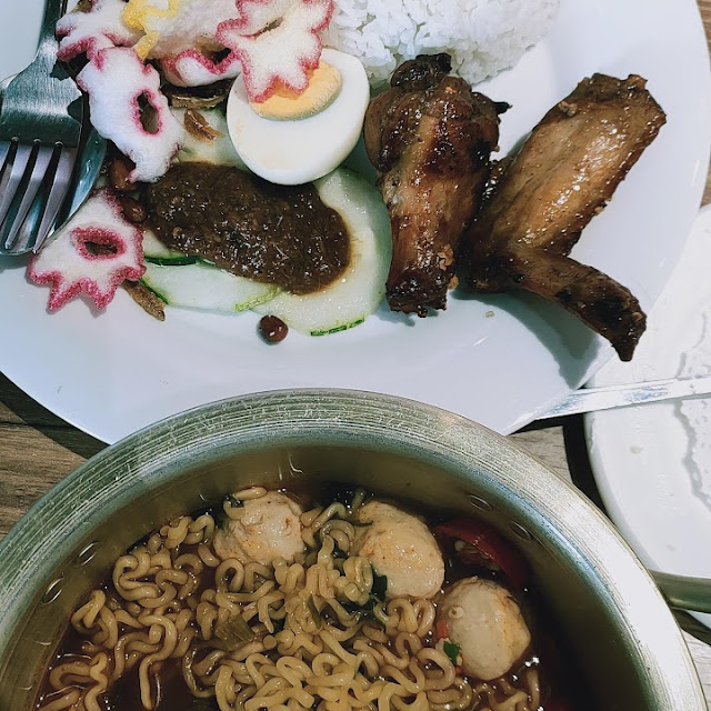 Nasi Lemak Sambal Tahai Dan Seafood Ramen