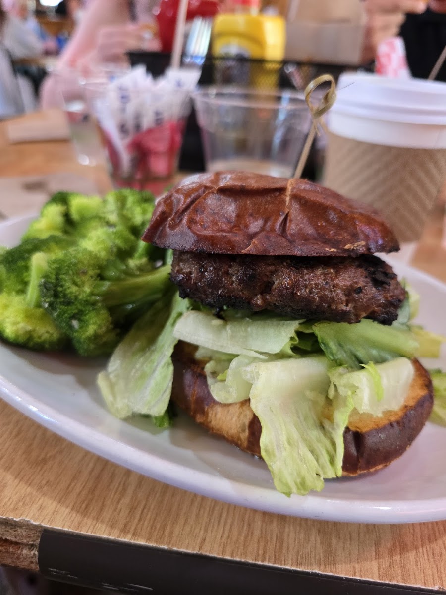Lake Sis Grille & Brew