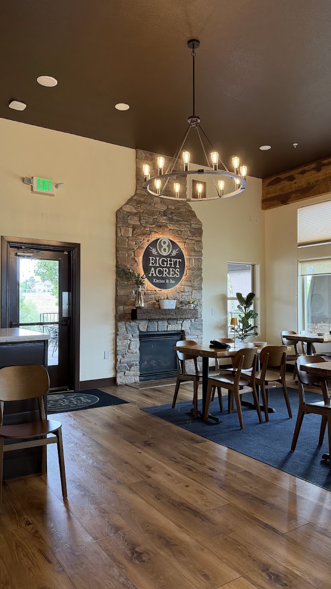 Eight Acres | Kitchen & Bar