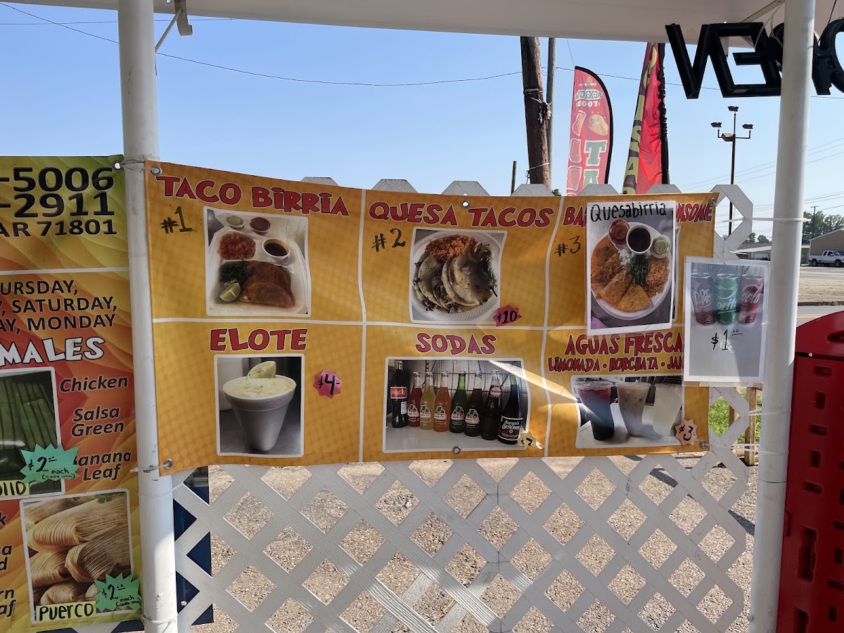 Tacos y tamales Rossy menu board