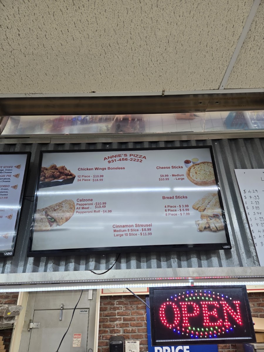 ANNIE’S PIZZA menu board