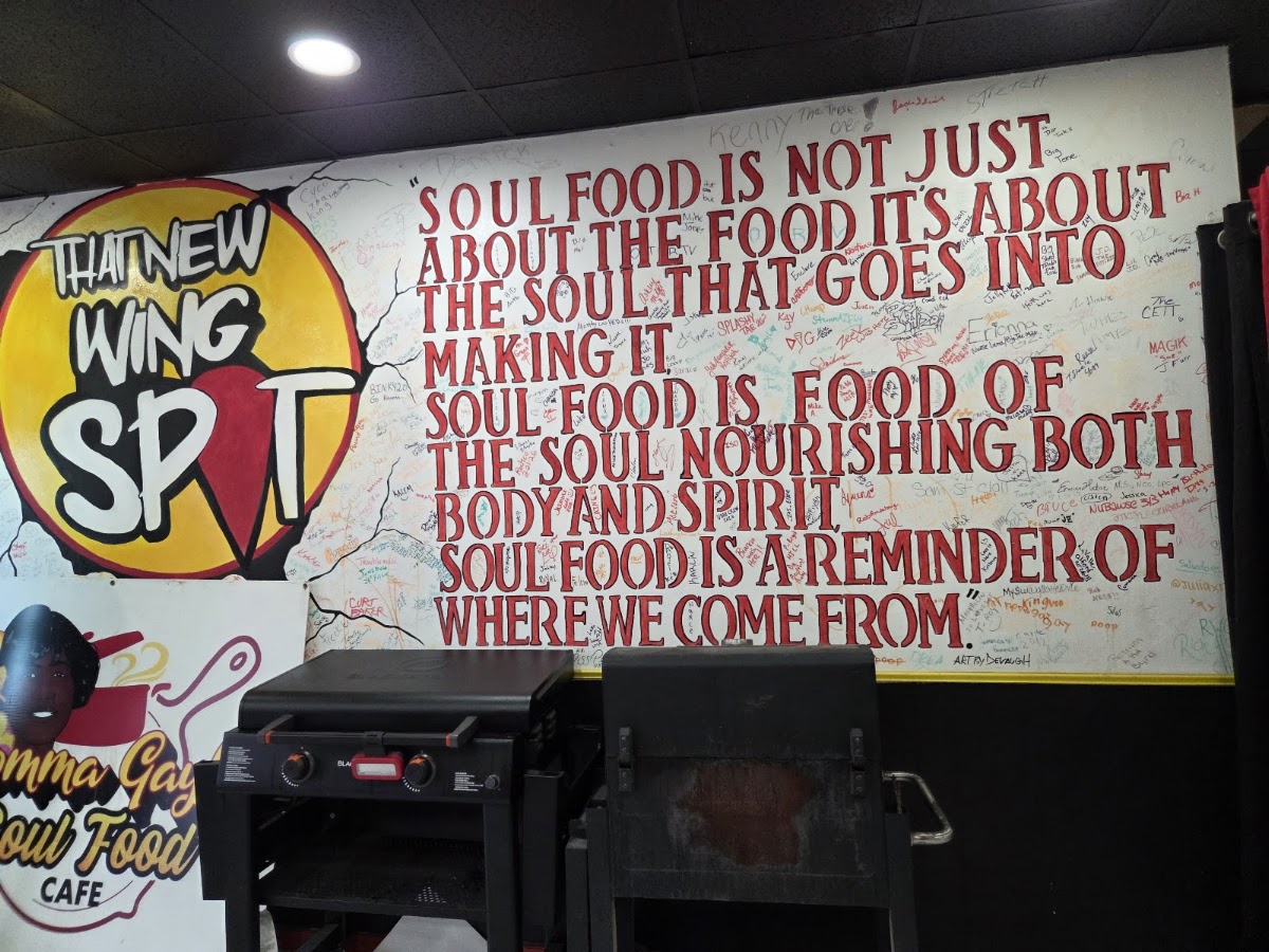 Momma Gayle’s Soulfood cafe/THAT NEW WING SPOT menu board