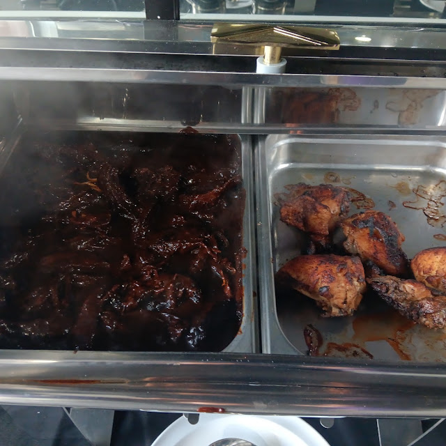 Mole Veracruzano Y Pollo Al Grill