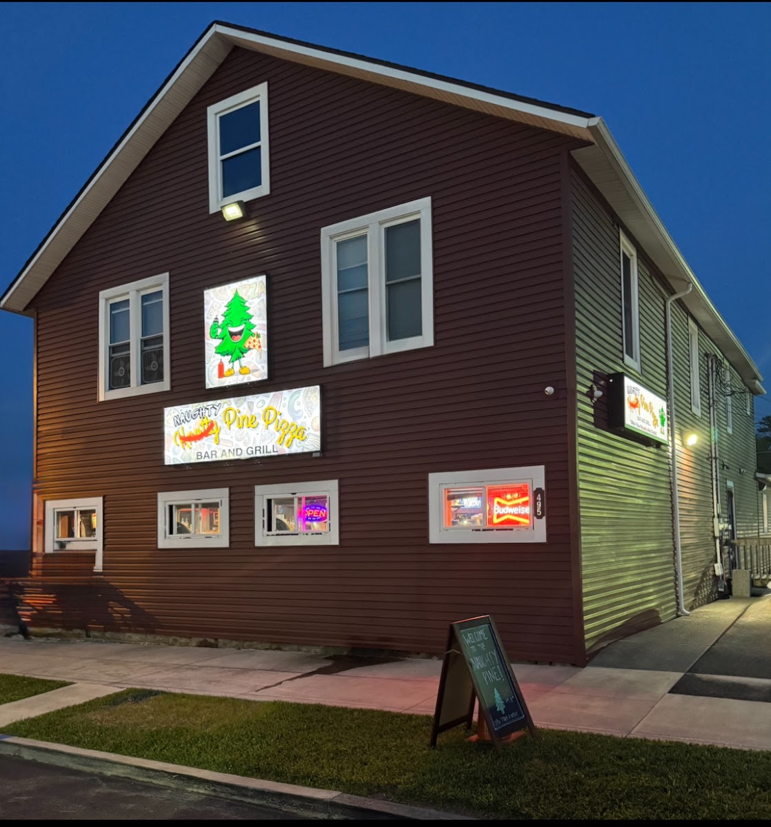 Naughty Pine Pizza Bar & Grill