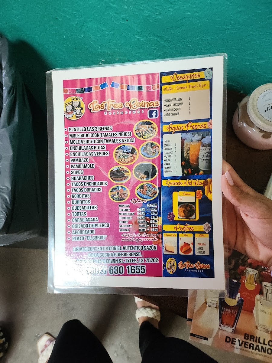 Las Tres Reinas menu board
