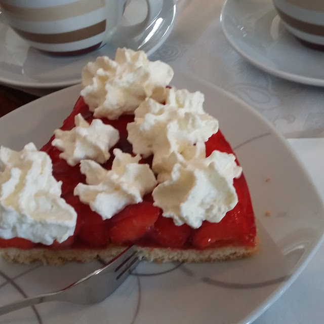 Erdbeer Kuchen Mit Sahnetupfen