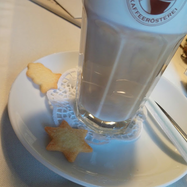 Latte Macchiato Mit Keks