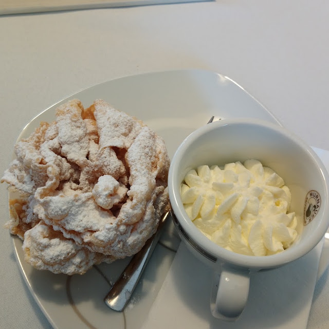 Überraschung Mit Schlagsahne