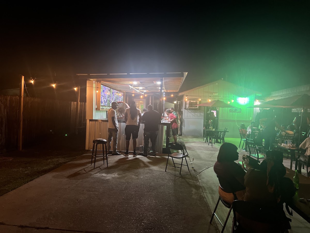 The Tree Bar-B-Que and Lounge
