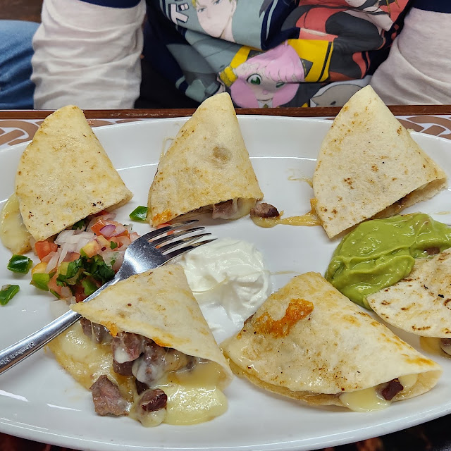 Aperitivo Quesadillas Con Carne Asada