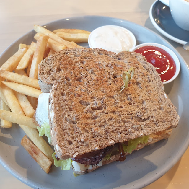 Steak Sandwich with Chips