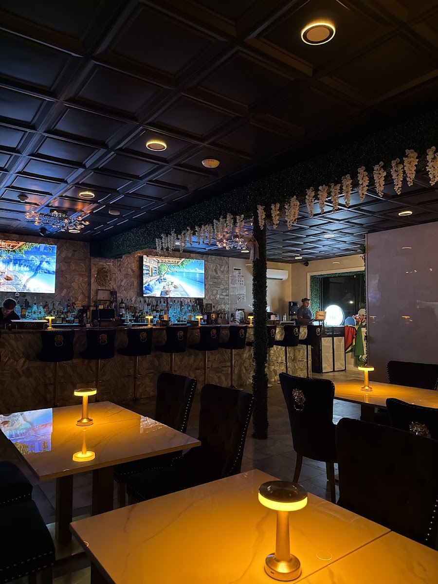 Lionz Den Restaurant and Bar